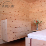 Zirbenholzkommode Blume des Lebens händisch geschnitzt <br><a href='../html/img/pool/1_Mobiliar_schlafen_Zirbenzimmer_Kommode_detail_5.jpg' target='_blank'>Vollbild anzeigen</a>