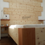 Ecke aus Birnenholz Zirbenbett <br><a href='../html/img/pool/Diewald_Bett_ansicht1.jpg' target='_blank'>Vollbild anzeigen</a>