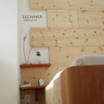 modernes Zirbenbett Birnenholzablagen <br><a href='../html/img/pool/Diewald_Bett_ansicht3.jpg' target='_blank'>Vollbild anzeigen</a>