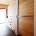 Massivholzküche mit Blick ins Freie <br><a href='../html/img/pool/K12.jpg' target='_blank'>Vollbild anzeigen</a>