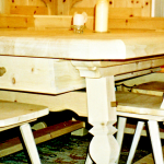 typischer Zirbenholzsessel <br><a href='../html/img/pool/Mobiliar_Wohnen_Stube_Zirbenholz_traditionell_Tisch01.jpg' target='_blank'>Vollbild anzeigen</a>