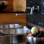 erhöhte Spüle aus ergonomischen Gründen <br><a href='../html/img/pool/Mobiliar_kochen_Birne_massivKueche_Abwasch.jpg' target='_blank'>Vollbild anzeigen</a>