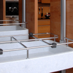 Innenleben Vorratsschrank <br><a href='../html/img/pool/Mobiliar_kochen_Birne_massivKueche_Vorratsschrank2.jpg' target='_blank'>Vollbild anzeigen</a>