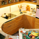 Küche ergonomisch rund um den Koch platziert <br><a href='../html/img/pool/Mobiliar_kochen_Erle_Spuele_Stein_Ergonomie2.jpg' target='_blank'>Vollbild anzeigen</a>