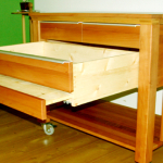 Birnenholzwagen <br><a href='../html/img/pool/Mobiliar_kochen_Rollwagen_Birne_Laden.jpg' target='_blank'>Vollbild anzeigen</a>