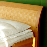 Birnenholz massiv, geschwungenes Haupt mit Geflecht <br><a href='../html/img/pool/Mobiliar_schlafen_Bett_Birne_Geflecht.jpg' target='_blank'>Vollbild anzeigen</a>