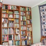 Bücherwand in Schlafzimmer, Birne massiv <br><a href='../html/img/pool/Mobiliar_schlafen_Birnenbett_Buecherwand.jpg' target='_blank'>Vollbild anzeigen</a>