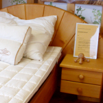 Sonnenbett Fichte massiv, Strahlenhaupt <br><a href='../html/img/pool/Mobiliar_schlafen_Fichte_Sonnenbett_Nachtkaestchen.jpg' target='_blank'>Vollbild anzeigen</a>