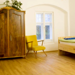 Seminarhaus Hofstätter Langenlois <br><a href='../html/img/pool/Mobiliar_schlafen_Zirbenbett_Zirbe_Birne_schlicht_Seminarhaus.jpg' target='_blank'>Vollbild anzeigen</a>