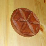 Blume des Lebens aus Zwetschkenholz geschnitzt <br><a href='../html/img/pool/Mobiliar_schlafen_Zirbenbett_Zirbe_Blume_des_Lebens2007.jpg' target='_blank'>Vollbild anzeigen</a>