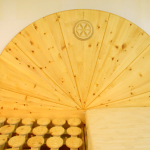 Sonnenbett Zirbe massiv <br><a href='../html/img/pool/Mobiliar_schlafen_Zirbenbett_Zirbe_Blume_des_Lebens_Einsatz.jpg' target='_blank'>Vollbild anzeigen</a>