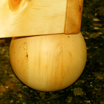 Fußdetail gedrechselte Kugel <br><a href='../html/img/pool/Mobiliar_schlafen_Zirbenbett_Zirbe_Detail_Kugel.jpg' target='_blank'>Vollbild anzeigen</a>