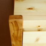 Kommode Detail Griff <br><a href='../html/img/pool/Mobiliar_schlafen_Zirbenkommode_Zirbe_Apfel_Hasel_Keltischer_Baumkreis2.jpg' target='_blank'>Vollbild anzeigen</a>