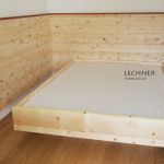 Zirbenbett mit Wandvetäfelung <br><a href='../html/img/pool/Rausch_Ansicht2.jpg' target='_blank'>Vollbild anzeigen</a>