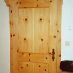 traditionelle Zirbenholztür <br><a href='../html/img/pool/mobiliar_Zirbe_wohnen_Tuer.jpg' target='_blank'>Vollbild anzeigen</a>