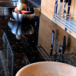 edle Steinplatte <br><a href='../html/img/pool/mobiliar_kochen_birnenkueche_detail_mehl.jpg' target='_blank'>Vollbild anzeigen</a>