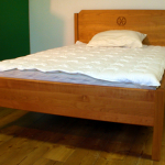 Kirschholz massiv, Bume des Lebens, klassisch <br><a href='../html/img/pool/mobiliar_schlafen_kirschholz_fol.jpg' target='_blank'>Vollbild anzeigen</a>